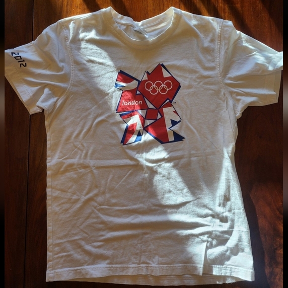 Tops - 🤍 Vintage 2012 Graphic Tee Shirt